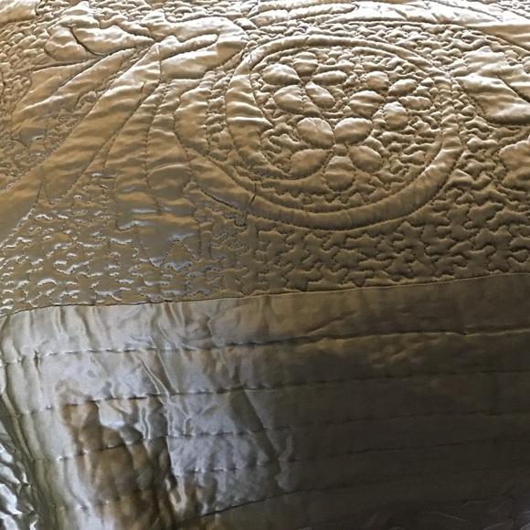 Elegant Tan/Champaign Quilted Bedspread - Picture 2 of 11